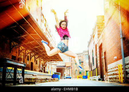 Caucasian woman dancing in strada Foto Stock