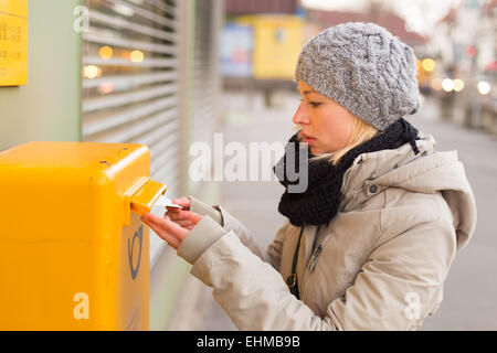 Signora giovane invio di lettere. Foto Stock