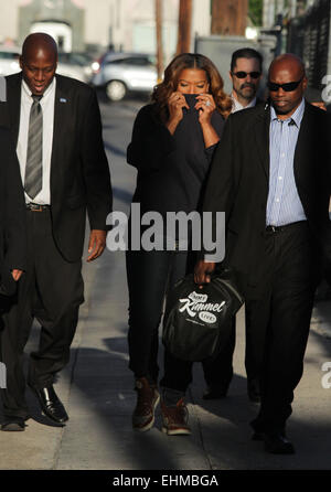 Queen Latifah copre il suo naso con il suo maglione come lei arriva per la sua apparenza su Jimmy Kimmel Live! Dotato di: Queen Latifah dove: Los Angeles, California, Stati Uniti quando: 10 Set 2014 Foto Stock