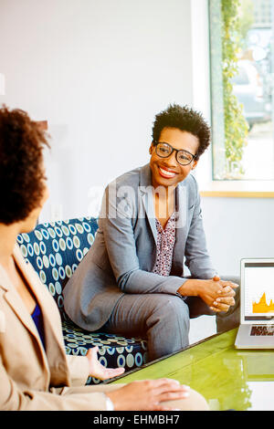 Imprenditrici parlando nella lobby di office Foto Stock