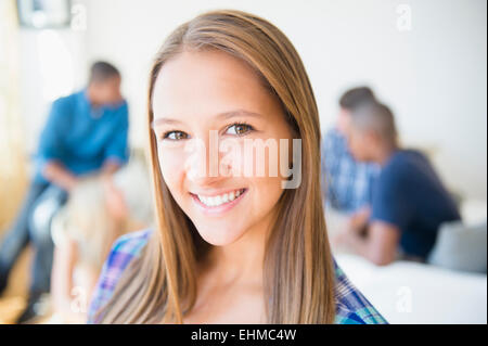 Close up volto sorridente della ragazza adolescente Foto Stock