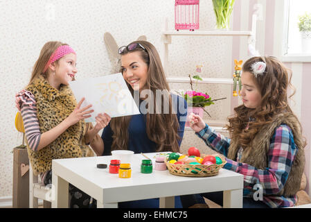 Pasqua - la madre e le sue due figlie in preparazione per la Pasqua Foto Stock