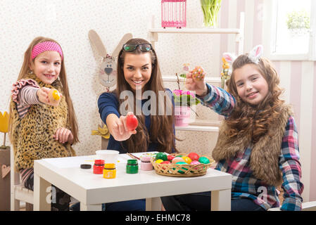 Pasqua - la madre e le sue due figlie in preparazione per la Pasqua Foto Stock