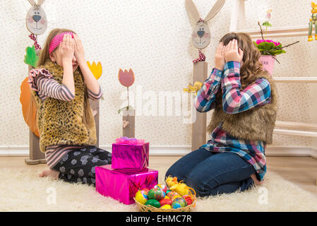 Pasqua - due sorelle, ragazza sorpresa regalo di Pasqua Foto Stock