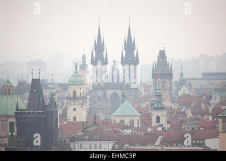 La Chiesa di Santa Maria di Týn e il Vecchio Municipio e la Piazza della Città Vecchia visto dalla collina di Petrin a Praga, Repubblica Ceca. Foto Stock