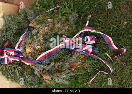 Ghirlanda Firry decorate con la Czech National nastri in un cimitero militare vicino Martinkovice, Boemia settentrionale, Repubblica Ceca. Foto Stock