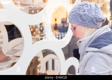 Finestra di donna shopping. Foto Stock