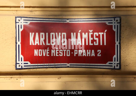 Piazza Carlo (Karlovo Namesti). Tradizionale in rosso cartello stradale a Praga, Repubblica Ceca. Foto Stock