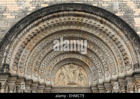 Gesù Cristo benedice di San Cirillo e Metodio. Portale romanico di San Cirillo e Metodio' chiesa a Praga, Repubblica Ceca. Foto Stock