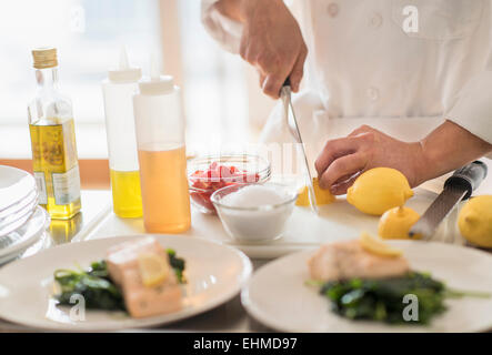 Lo chef coreano per affettare i limoni in cucina Foto Stock