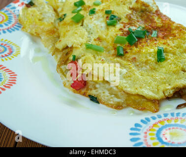 Masala frittata di stile indiano .famosa cucina di strada di Mumbai Foto Stock