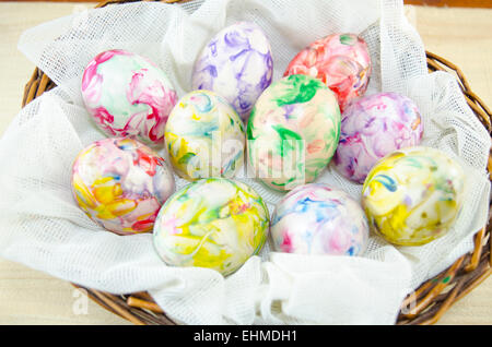 Grappolo di colorate a mano le uova di Pasqua in un cesto di uova Foto Stock