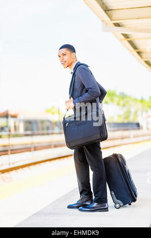 Imprenditore nero in attesa sulla piattaforma del treno Foto Stock