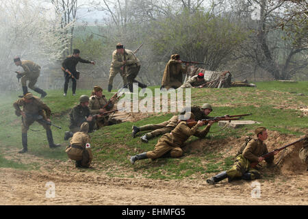 Re-enactors vestito come soldati sovietici assistere alla rievocazione della battaglia di Orechov (1945) vicino a Brno, Repubblica Ceca. La battaglia di Orechov in aprile 1945 era il serbatoio più grande battaglia negli ultimi giorni della Seconda Guerra Mondiale in Moravia del Sud, della Cecoslovacchia. Foto Stock