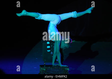 Giovani equilibrist Valeria Davidenko (Ucraina) esegue durante uno spettacolo di circo di Dresda, in Germania. Foto Stock