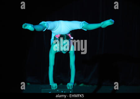 Giovani equilibrist Valeria Davidenko (Ucraina) esegue durante uno spettacolo di circo di Dresda, in Germania. Foto Stock