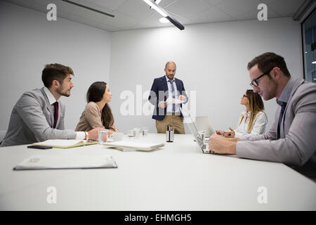Business caucasica persone sedute in office meeting Foto Stock