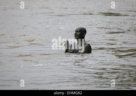 Statua di leader spirituale indiana Sri Chinmoy, inondato dalla gonfia il fiume Moldava, sull'isola di Kampa a Praga, Repubblica Ceca. Foto Stock