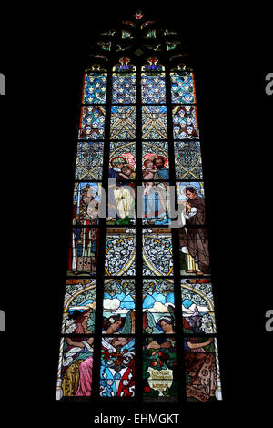 La Santa Famiglia. Art Nouveau vetrata di Santa Barbara la Chiesa in Kutna Hora, Repubblica Ceca. La finestra di vetro colorato è stato progettato da artista ceco Frantisek Urban e dipinta da vetro Maestro Jan Kryspin per il Sud navata della chiesa. Foto Stock