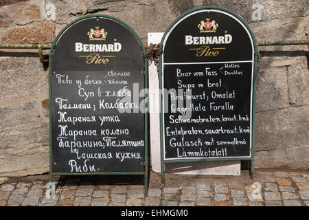 Ristorante all'aperto menu in tedesco e russo a Karlovy Vary Repubblica Ceca. Foto Stock