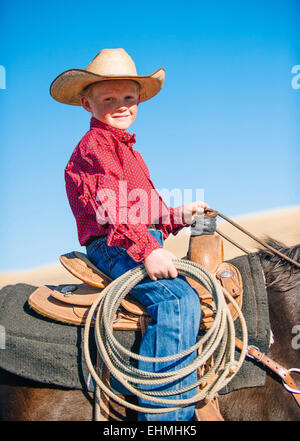 Ragazzo caucasico di equitazione Foto Stock