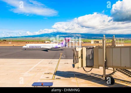 Kahului, HI, Stati Uniti d'America - 5 Settembre 2013: Hawaiian Airline Boeing 717-200 all'Aeroporto di Kahului in Maui, Hawaii. Hawaiian Airlines, Inc Foto Stock