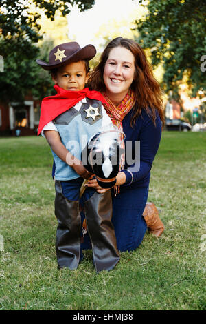 Madre e figlio vestito da cowboy per Halloween Foto Stock