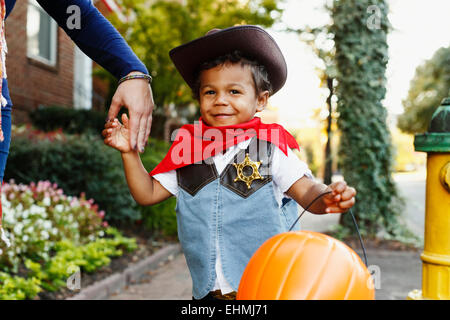 Madre e figlio vestito da cowboy per Halloween Foto Stock