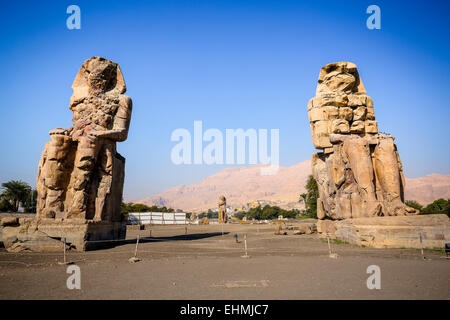 Colosso di Memnon - uno dei letti statue del faraone Amenhotep Foto Stock