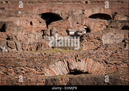 Il Colosseo o il Colosseo, noto anche come l'Anfiteatro Flavio, Roma, lazio, Italy. Foto Stock