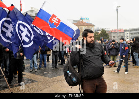 Jakub Skrabak assiste la raccolta degli estremisti comunità slovacca (Slovenska pospolitost) segna il 76° anniversario dell istituzione del tempo di guerra stato slovacco, che era stata subordinata alla Germania nazista, a Bratislava, in Slovacchia, il 14 marzo 2015. (CTK foto/Jan KOLLER) Foto Stock