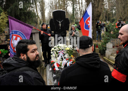 Jakub Skrabak assiste la raccolta degli estremisti comunità slovacca (Slovenska pospolitost) segna il 76° anniversario dell istituzione del tempo di guerra stato slovacco, che era stata subordinata alla Germania nazista, a Bratislava, in Slovacchia, il 14 marzo 2015. Estrema destra sostenitori hanno marciato attraverso la città di porre ghirlande a Tiso la sua tomba. (CTK foto/Jan KOLLER) Foto Stock