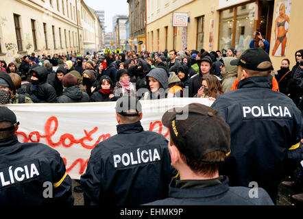 Di sinistra dei radicali ha organizzato una riunione di protesta contro il neo-nazisti e alcuni di loro hanno cercato di violare la marcatura degli eventi la fondazione dello stato slovacco, Bratislava, Slovacchia, il 14 marzo 2015. La polizia ha arrestato uno degli attivisti di sinistra. Allo stesso tempo, la raccolta degli estremisti comunità slovacca (Slovenska pospolitost) segna il 76° anniversario dell istituzione del tempo di guerra stato slovacco, che era stata subordinata alla Germania nazista, non ha attirato molta attenzione nel centro della capitale. Estrema destra sostenitori hanno marciato attraverso la città di porre ghirlande a Tiso's Foto Stock