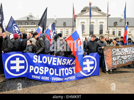 La raccolta degli estremisti comunità slovacca (Slovenska pospolitost) segna il 76° anniversario dell istituzione del tempo di guerra stato slovacco, che era stata subordinata alla Germania nazista, non ha attirato molta attenzione nel centro della capitale Bratislava, Slovacchia, il 14 marzo 2015. Estrema destra sostenitori hanno marciato attraverso la città di porre ghirlande a Tiso la sua tomba. (CTK foto/Jan KOLLER) Foto Stock