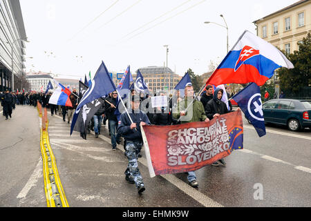 La raccolta degli estremisti comunità slovacca (Slovenska pospolitost) segna il 76° anniversario dell istituzione del tempo di guerra stato slovacco, che era stata subordinata alla Germania nazista, non ha attirato molta attenzione nel centro della capitale Bratislava, Slovacchia, il 14 marzo 2015. Estrema destra sostenitori hanno marciato attraverso la città di porre ghirlande a Tiso la sua tomba. (CTK foto/Jan KOLLER) Foto Stock