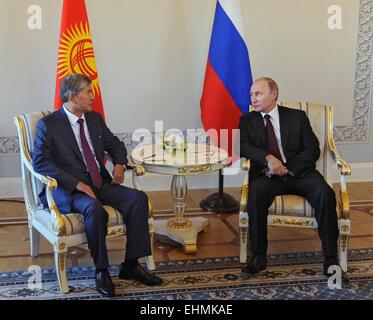 (150316) -- Mosca, 16 marzo 2015 (Xinhua) -- Il presidente russo Vladimir Putin (R) risponde con la sua visita di controparte del Kirghizistan Alazbek Atambayev a San Pietroburgo, Russia, il 16 marzo 2015. Esso è stato il russo leader della prima apparizione pubblica in dieci giorni. (Xinhua/RIA Novosti) Foto Stock