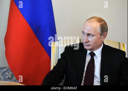 (150316) -- Mosca, 16 marzo 2015 (Xinhua) -- Il presidente russo Vladimir Putin si incontra con la sua visita di controparte del Kirghizistan Alazbek Atambayev a San Pietroburgo, Russia, il 16 marzo 2015. Esso è stato il russo leader della prima apparizione pubblica in dieci giorni. (Xinhua/RIA Novosti) Foto Stock