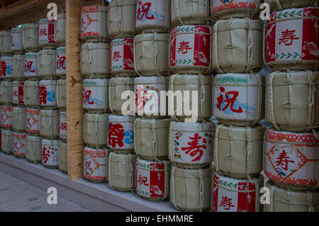 Sake Giapponese Vaso bottiglia colorati appesi iscritto Foto Stock