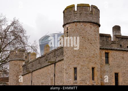 La Torre di Londra condivide lo skyline con il telefono edificio Foto Stock