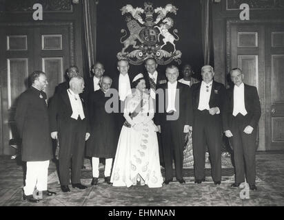 La Regina Elisabetta II con i suoi primi ministri al Commonwealth 1960 Conferenza di Londra Foto Stock