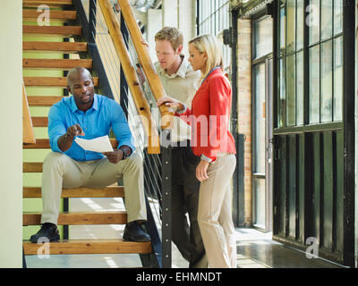La gente di affari di parlare su scala Foto Stock