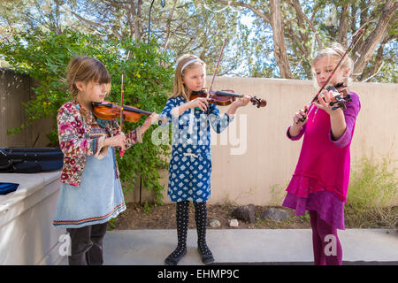 Ragazze suona il violino all'aperto Foto Stock