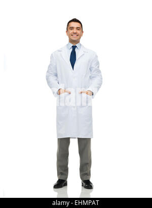 Maschio sorridente medico in camice bianco Foto Stock