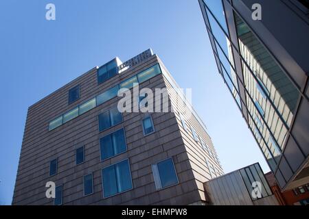 Walsall Galleria d'arte, architettura moderna, nuova galleria d'arte, un edificio moderno è ora rivolta verso la chiusura Foto Stock