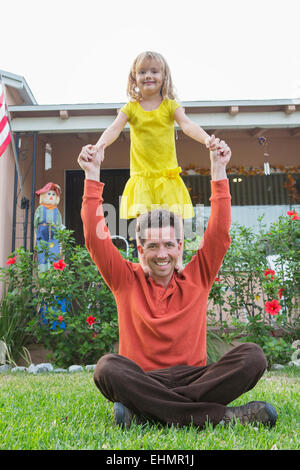 Caucasian padre e figlia giocando in cortile Foto Stock