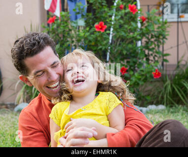 Caucasian padre e figlia giocando in cortile Foto Stock