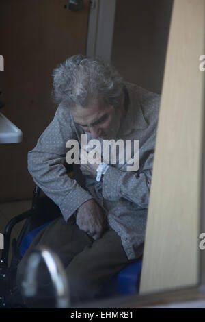 Uomo con la demenza vascolare ritirati dal mondo esterno per la maggior parte. Casa di cura, Brooklyn, New York. Foto Stock