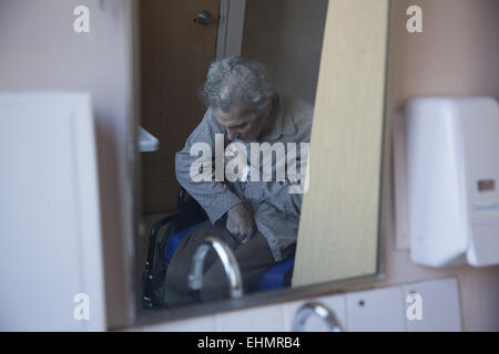 Uomo con la demenza vascolare ritirati dal mondo esterno per la maggior parte. Casa di cura, Brooklyn, New York. Foto Stock