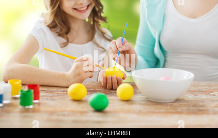 Close up della famiglia colorare le uova di pasqua Foto Stock