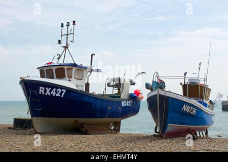 Barche da pesca elaborata sulla spiaggia a Hastings, East Sussex, Inghilterra Foto Stock